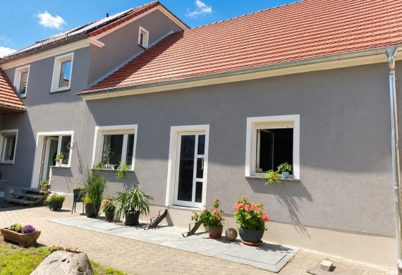 Vierseitenhof aus Ziegelmauerwerk um 1900 in der Oberlausitz bei Görlitz